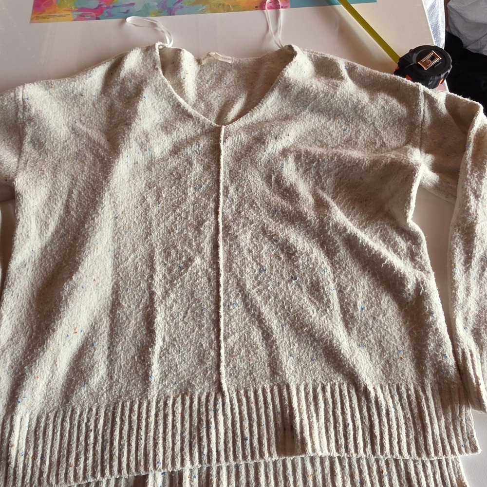 Madison + Hudson Cream Oatmeal Confetti Fleck V-Neck Sweater Large Exposed Seam